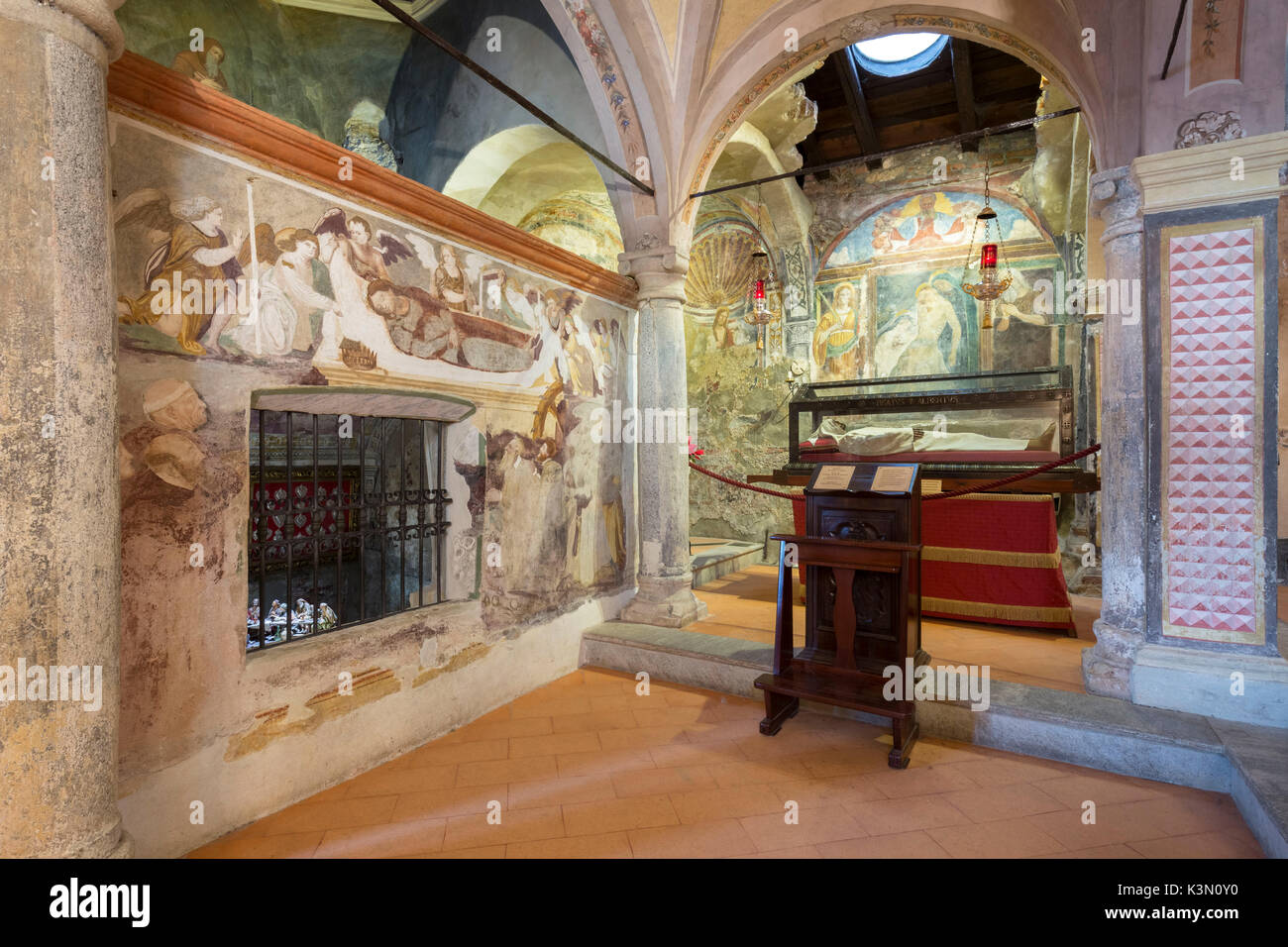 Die Leiche und die Gruft von Beato Alberto im Inneren der Kirche von Santa Caterina del Sasso, Leggiuno, Provinz Varese, Lombardei, Italien. Stockfoto