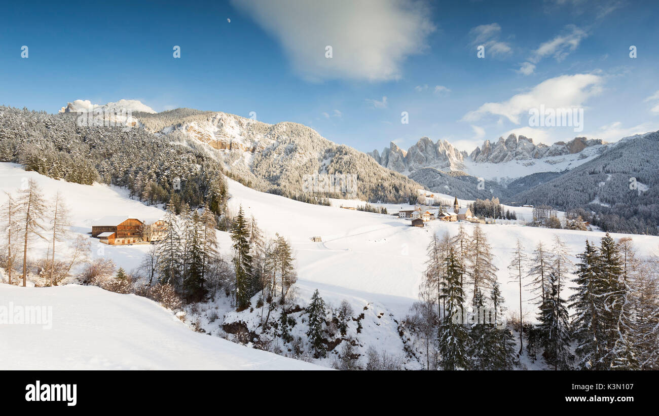 Eine schöne Winterlandschaft von Villnoss mit der Geisler im Hintergrund, Provinz Bozen, Südtirol, Trentino Alto Adige, Italien, Europa Stockfoto