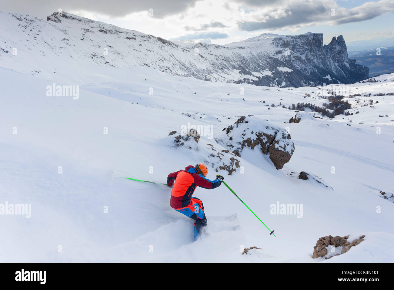 Winter-Blick auf die Seiser Alm mit einem Skifahrer in einem Off-Piste, Provinz Bozen, Südtirol, Trentino Alto Adige, Italien, Europa Stockfoto
