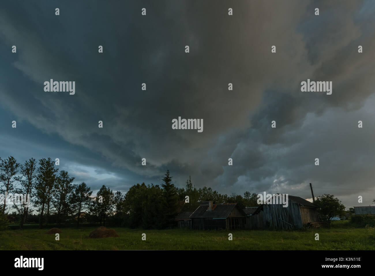 Schreckliches grauen Wolken haben den Himmel im Dorf angezogen. Stockfoto