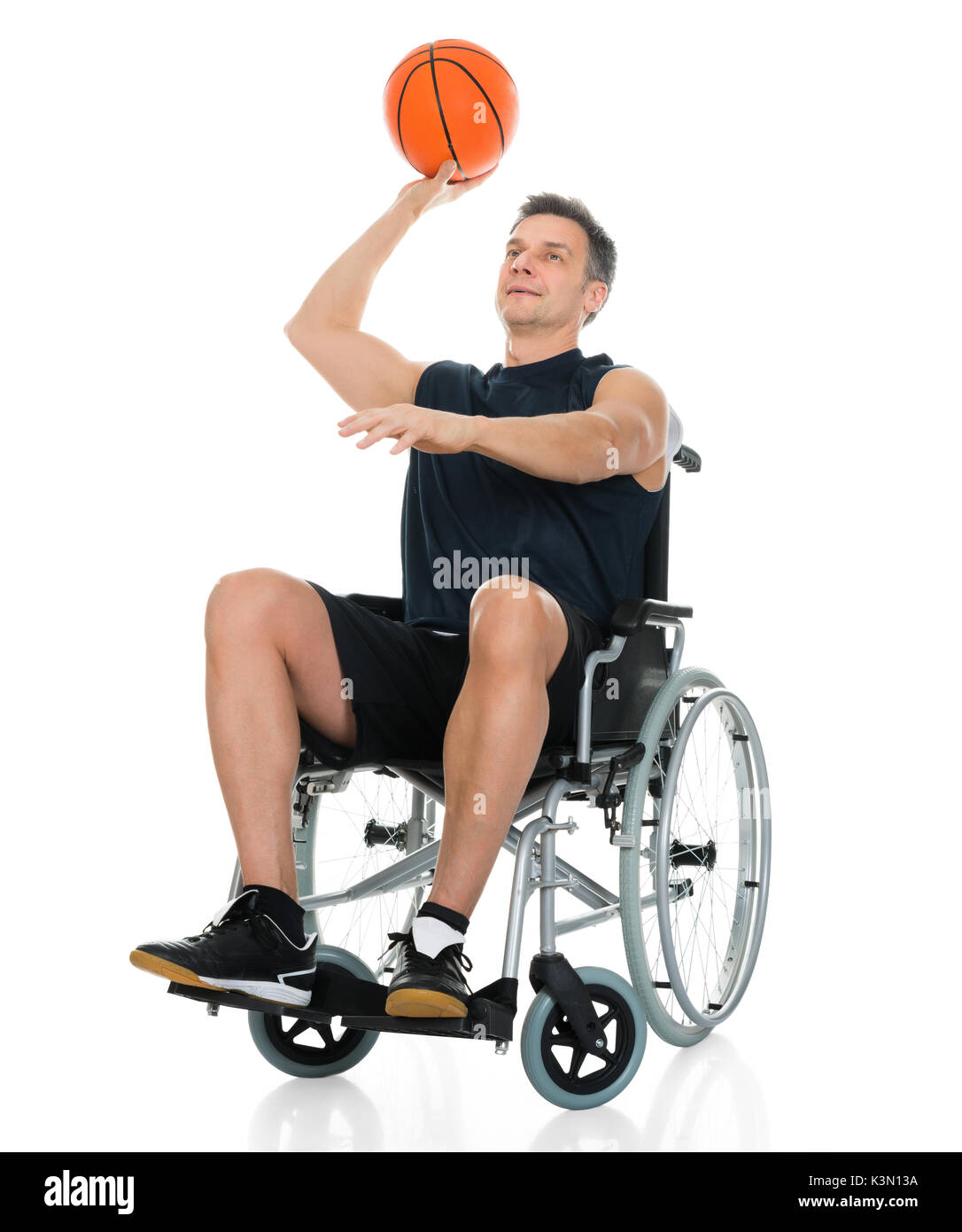 Behinderte Basketball Player auf Rollstuhl werfen Kugel über weißen Hintergrund Stockfoto