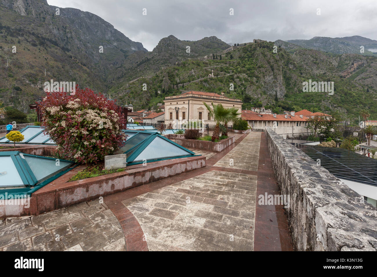 Kotor, Blick auf die Festungsanlagen von den Mauern der alten Stadt. Montenegro Stockfoto