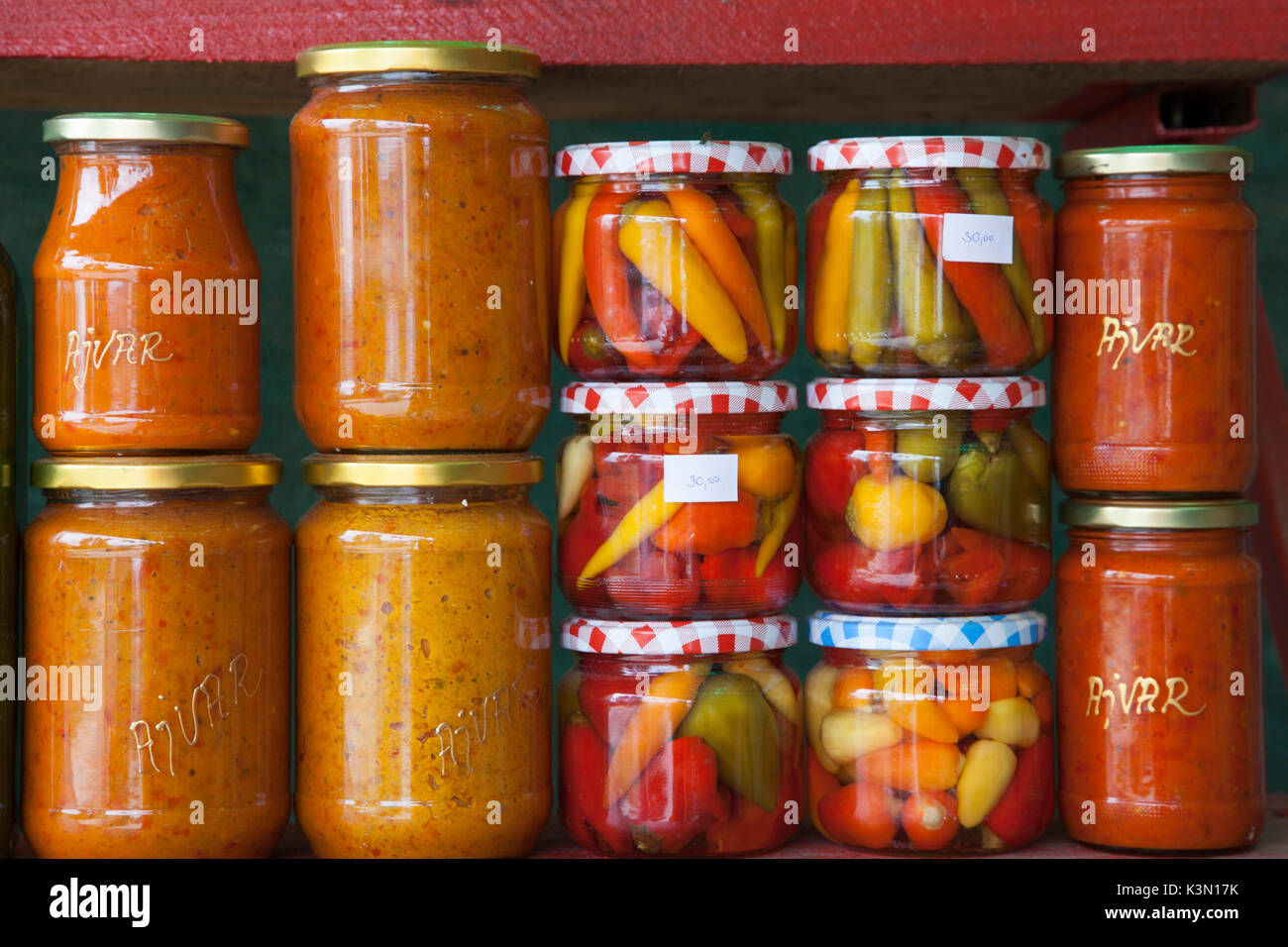 Ajvar und Paprika, lokale Produkte hausgemachte, für den Verkauf in einem Markt entlang der Straße in der Nähe von Komin, Kroatien Stockfoto