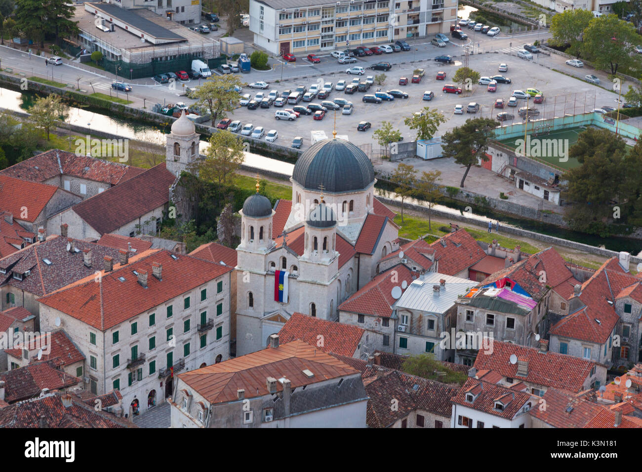 Die Dächer von Kotor und die Orthodoxe Kirche des hl. Nikolaus, Blick von der Festung, Montenegro Stockfoto