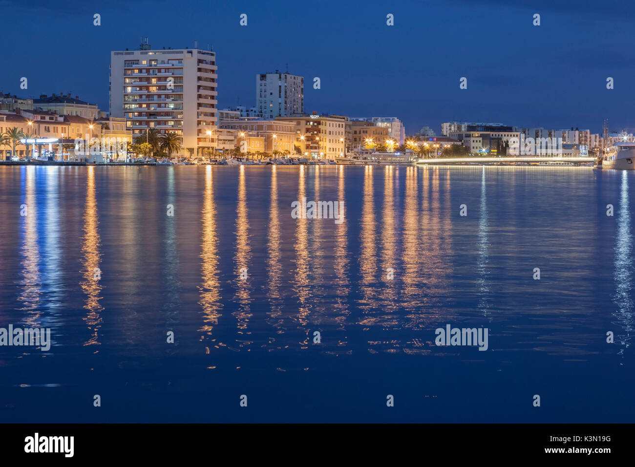 Europa, Kroatien, Zadar. Wolkenkratzer und Paläste in der Nacht in der Nähe des Hafen Stockfoto