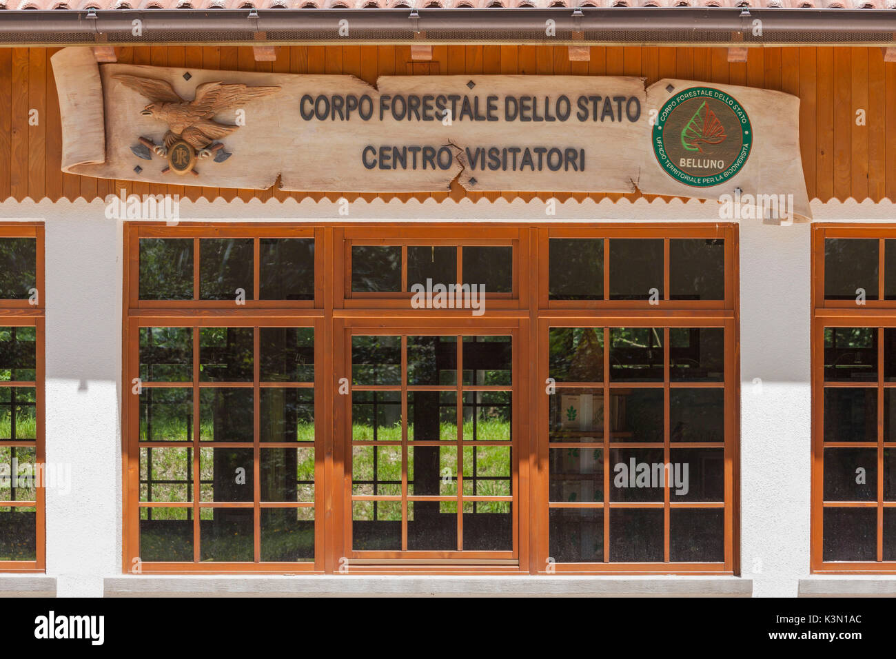 Europa, Italien, Venetien, Belluno. Die Besucher Zentrum im Naturpark Vincheto di Celarda auf dem Informationsblatt, Feltre, Dolomiten Stockfoto