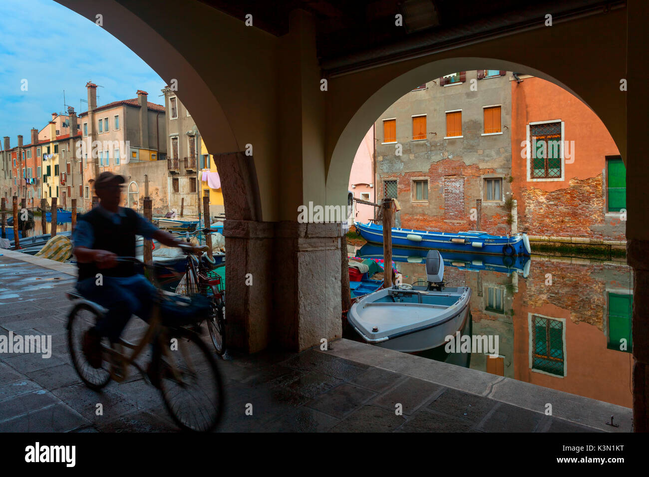 Chioggia, zwei der wichtigsten Möglichkeiten, um die Stadt herum, Boot und Fahrrad. Venetien, Italien Stockfoto