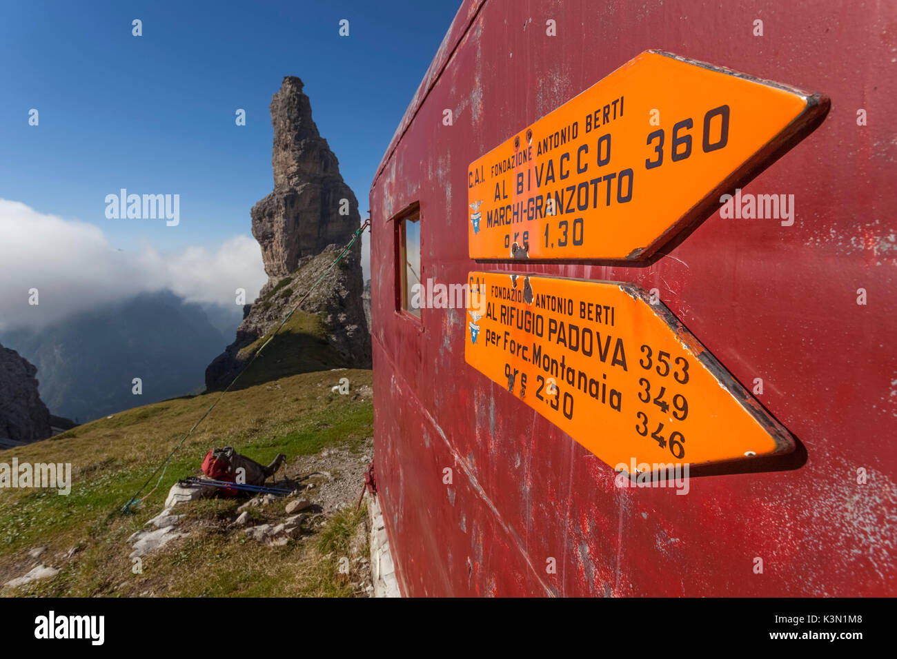 Europa, Italien, Friaul, Pordenone. CAI-Schilder hängen außerhalb der biwak Giuliano Perugini, in der oberen Val Montanaia, Park der Friulanischen Dolomiten. Stockfoto