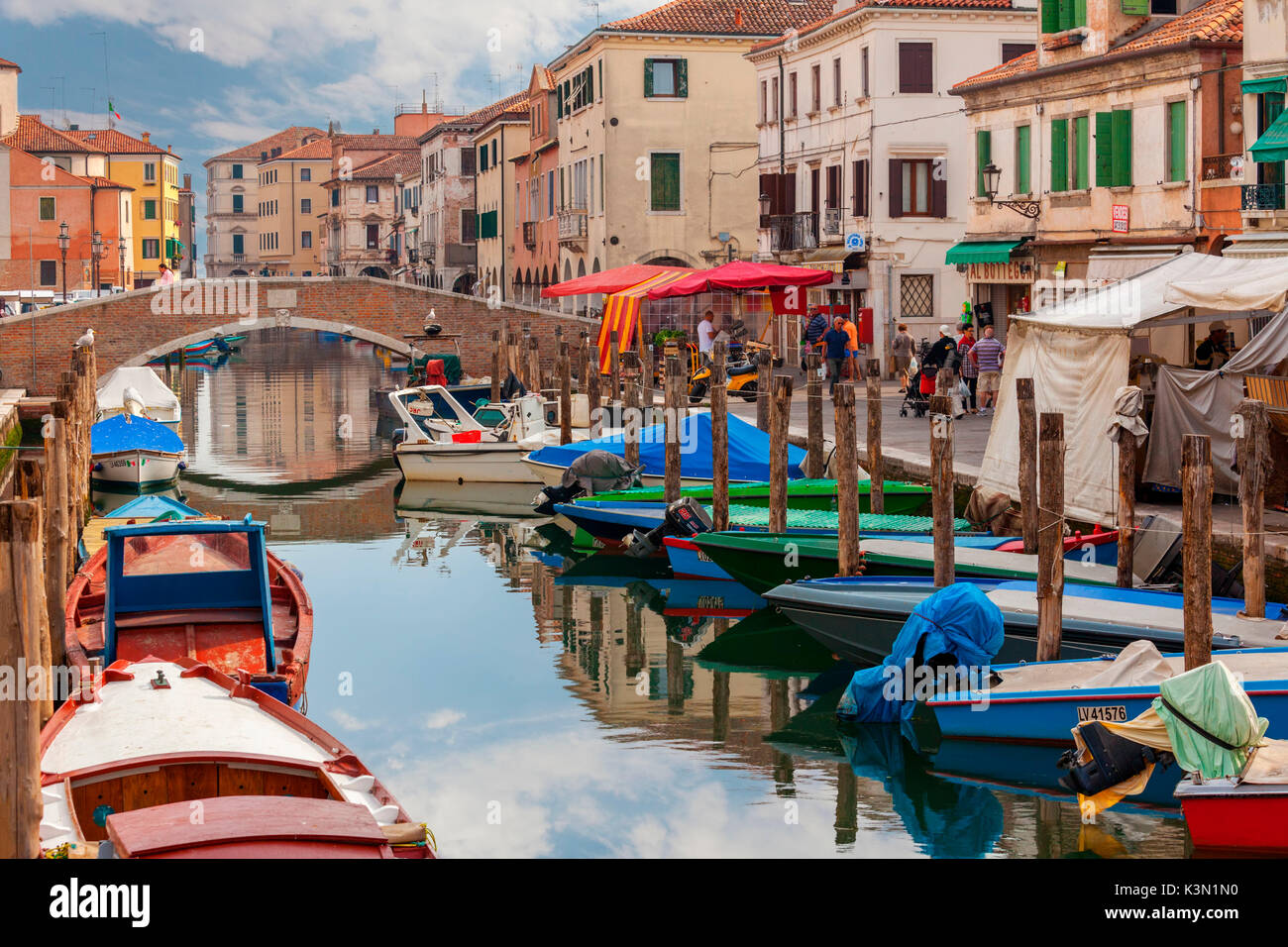 Chioggia. Boote im Kanal und der lokale Markt auf dem Weg. Veneto, Venedig, Italien Stockfoto