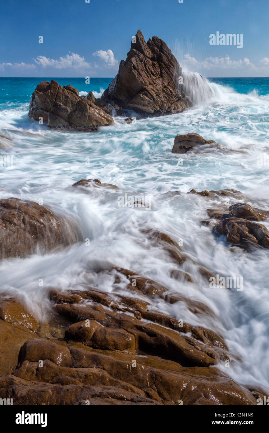 Wellen auf die Felsen von Framura, nicht weit von Deiva Marina an einem Nachmittag im Frühsommer. Stockfoto