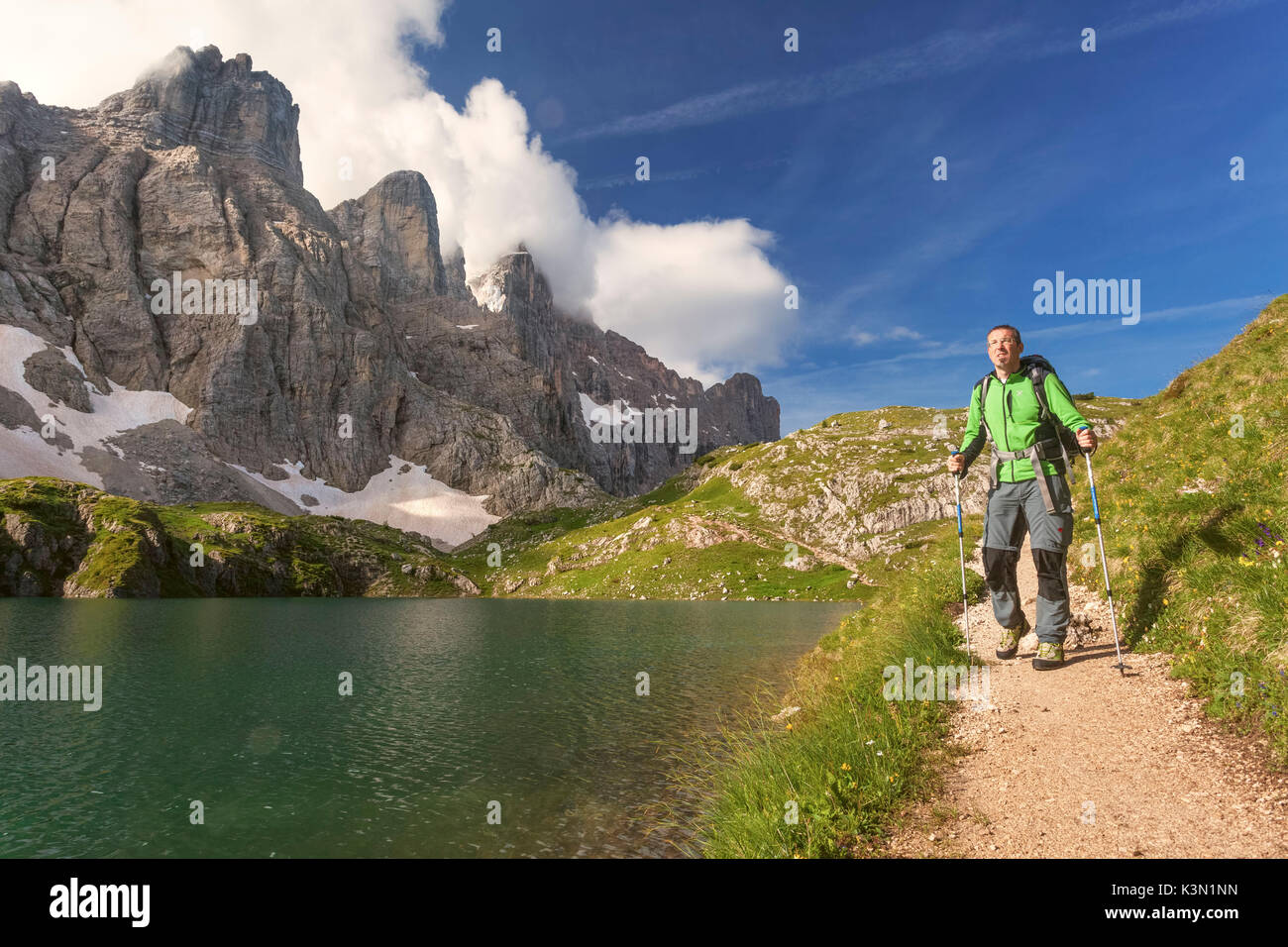 Europa, Italien, Venetien, Belluno. Wanderer verläuft in der Nähe Coldai See entlang der CAI 560, die an diesem Punkt fällt mit der Alta Via n. 1 der Dolomiten. Stockfoto