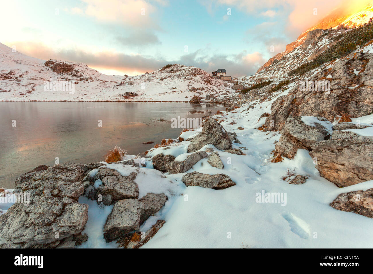 Winter Bild von Valparola mit gefrorenen See, im Hintergrund das Refugium der gleichen Namens. Dolomiten Stockfoto