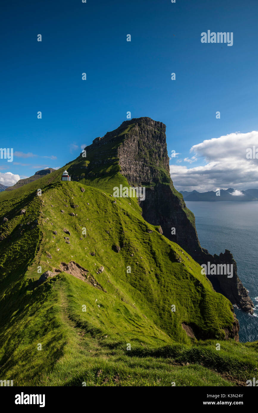 Kallur Leuchtturm, Kalsoy Island, Dänemark, Färöer Inseln. Stockfoto