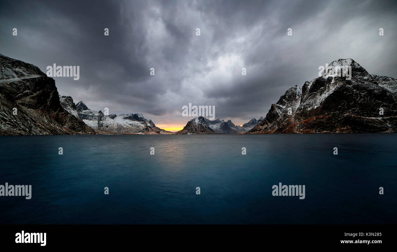 Sturm in einem norwegischen Fjord. Lofoten Inseln, Norwegen, Europa Stockfoto