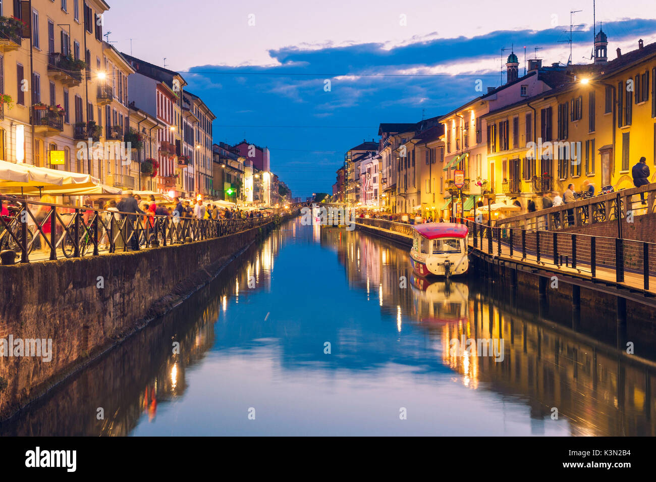 Mailand, Lombardei, Italien. Die großen Naviglio in der Abenddämmerung. Stockfoto