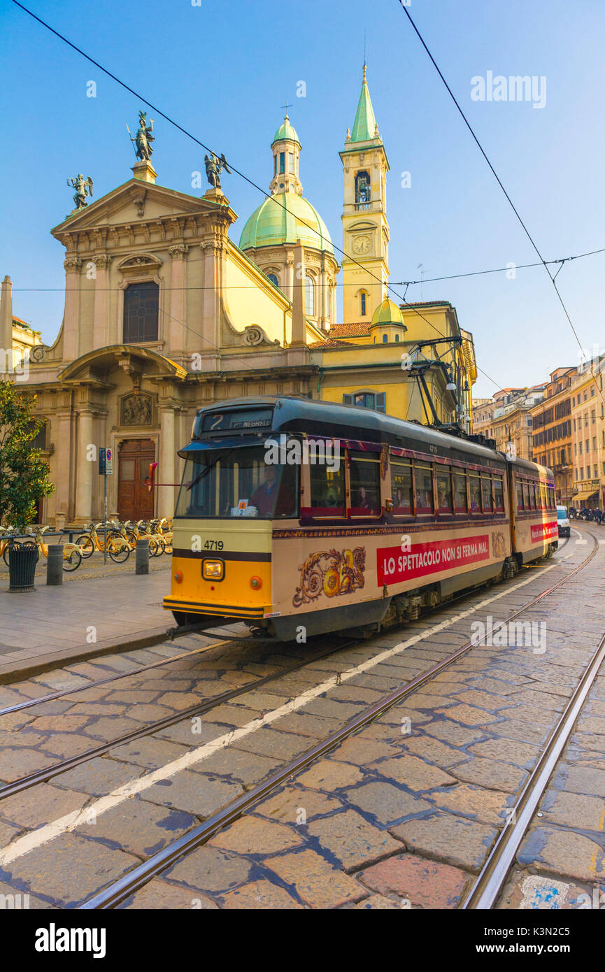 Eine Straßenbahn fährt auf den Schienen im historischen Zentrum von Mailand, Italien Stockfoto