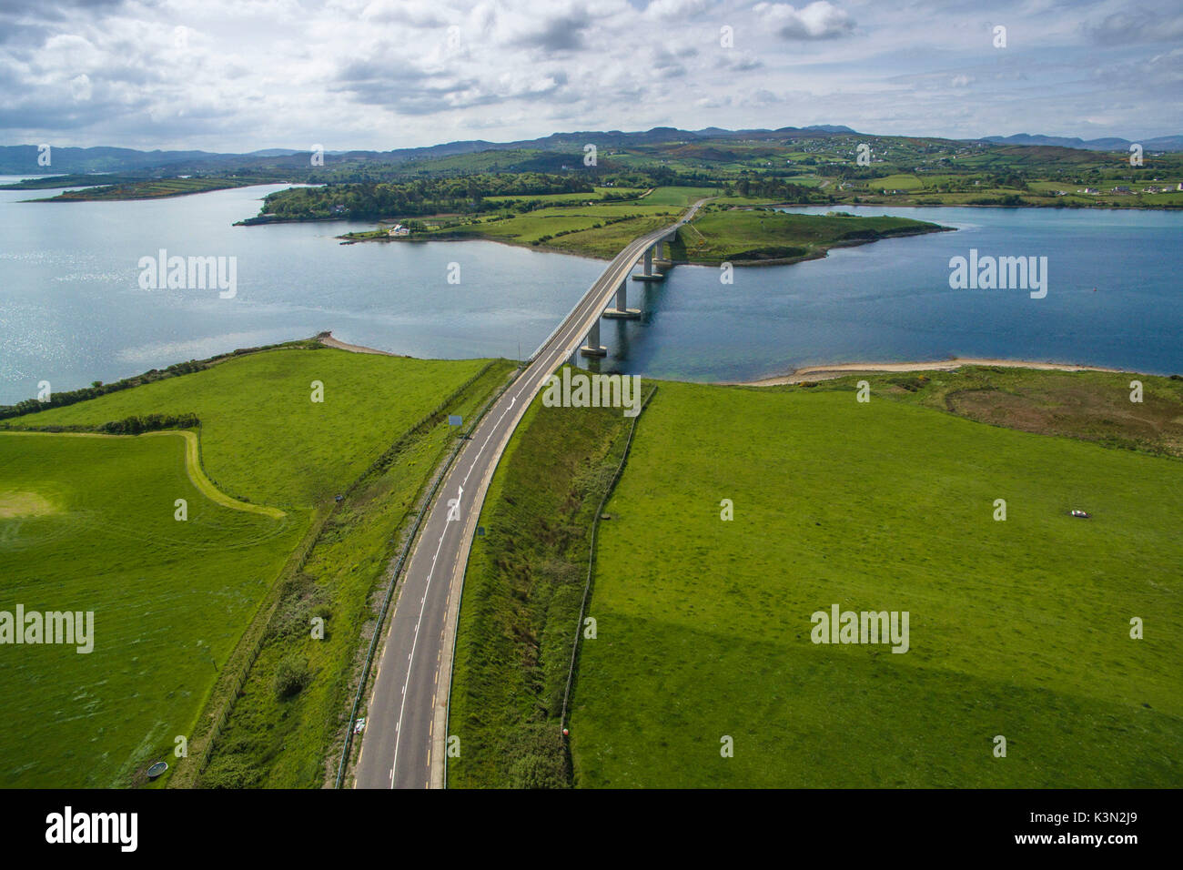 Harry Blaney Brücke, County Donegal, Ulster, Irland, Europa. Luftaufnahme von der Brücke. Stockfoto