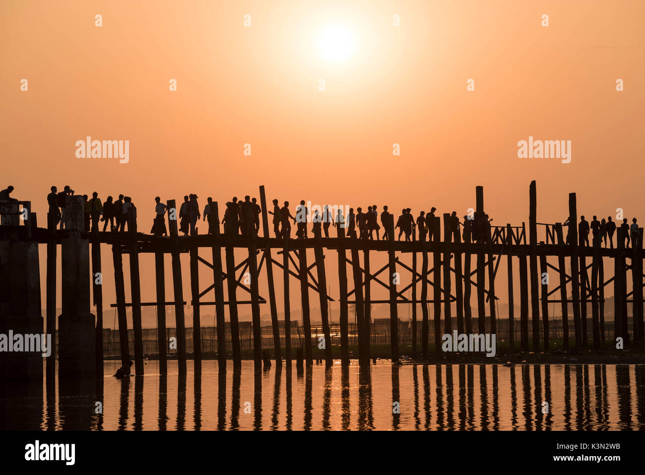 Amarapura, Mandalay, Myanmar. Silhouette Menschen zu Fuß auf die U-Bein bridge bei Sonnenuntergang. Stockfoto