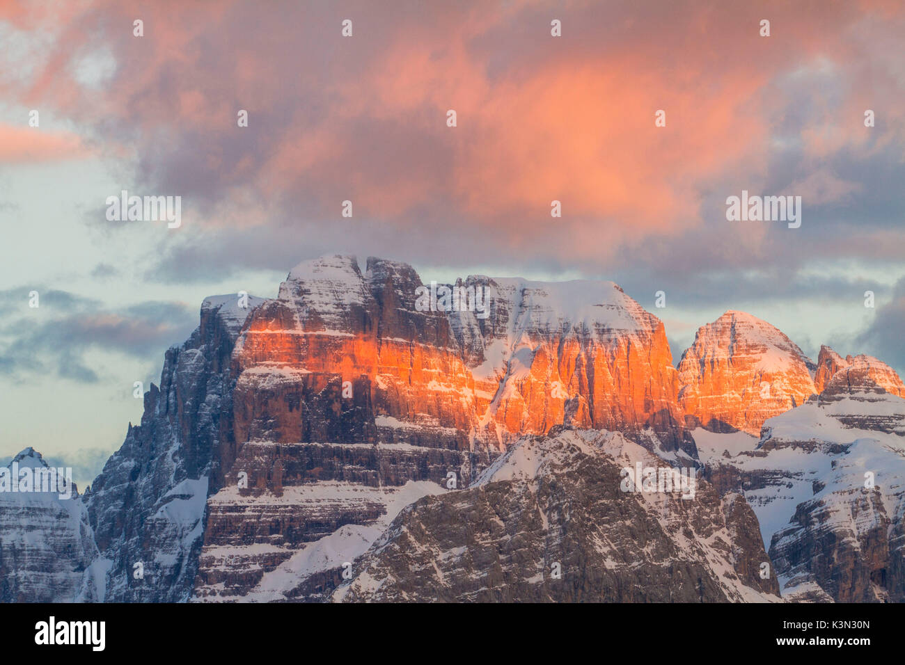 Rotes Licht über Brenta Dolomiten bei Sonnenuntergang - Madonna di Campiglio - Trentino Alto Adige Stockfoto