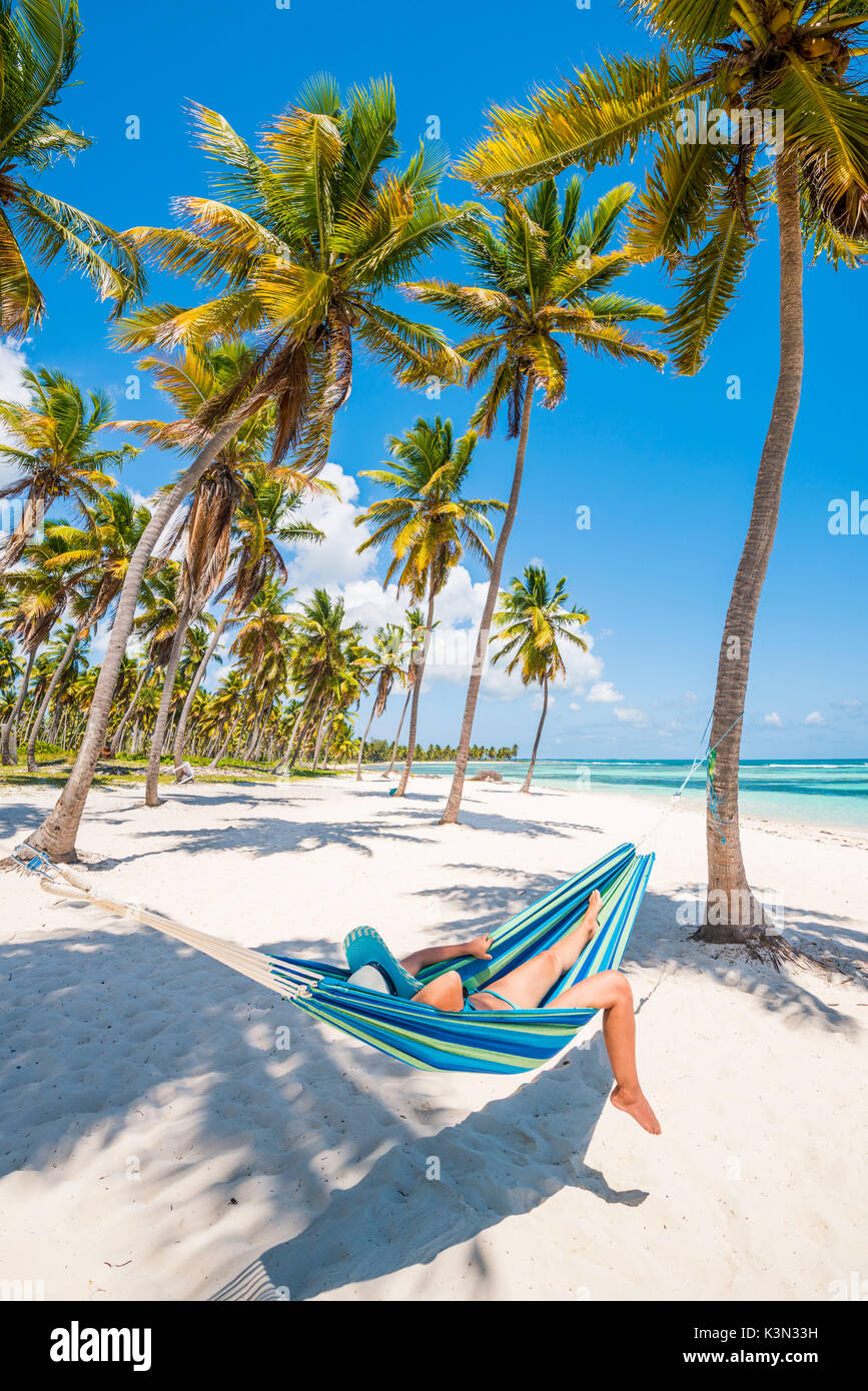 Canto de la Playa, Saona, East National Park (Parque Nacional del Este), Dominikanische Republik, Karibik. Frau entspannen auf einer Hängematte am Strand (MR). Stockfoto