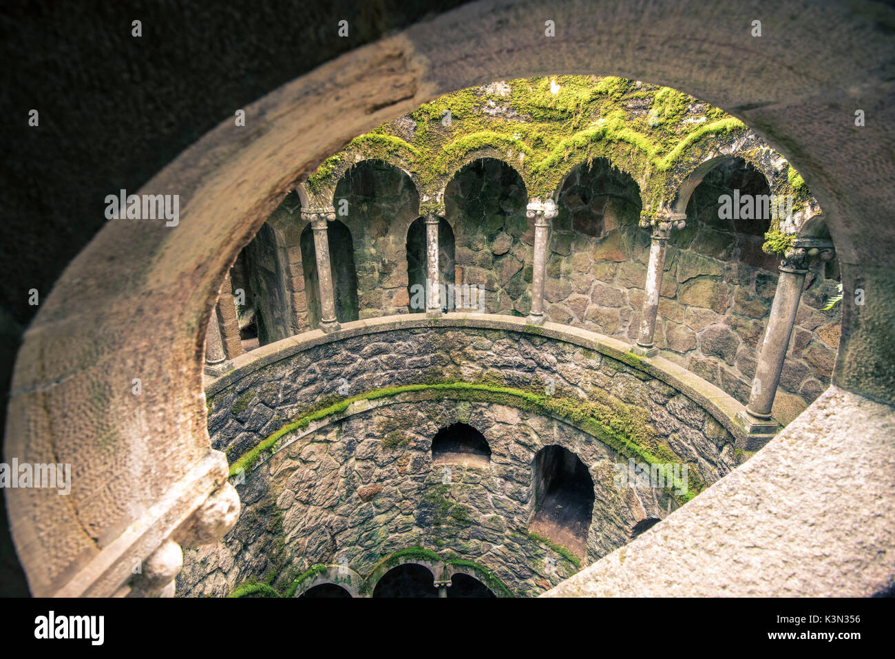 Sintra, Lissabon, Portugal. Einleitung Gut, auch als inverse Turm genannt. Stockfoto