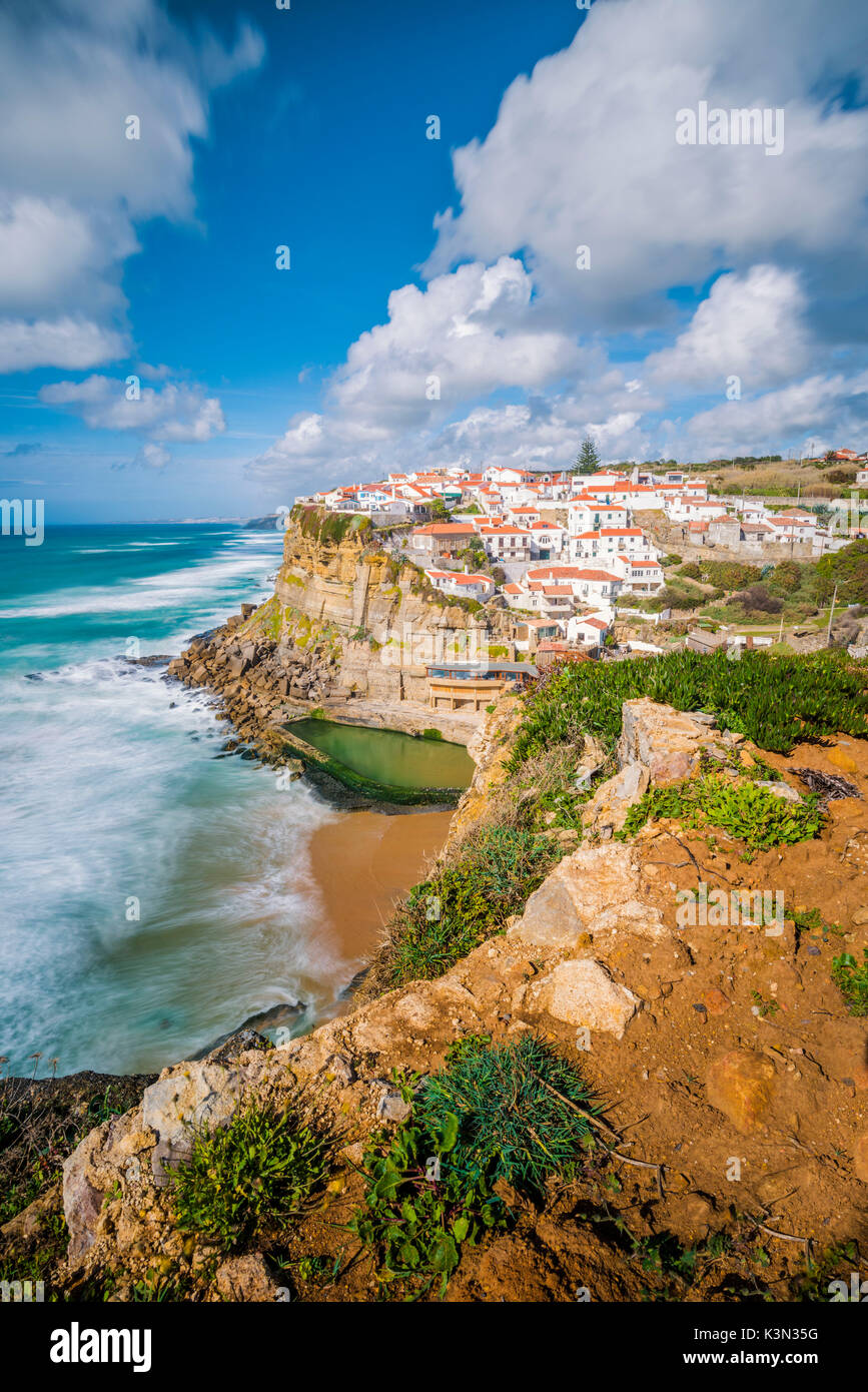 Azenhas do Mar, Colares, Sintra, Lissabon, Portugal. Iconic Blick über das Dorf auf dem Felsen. Stockfoto