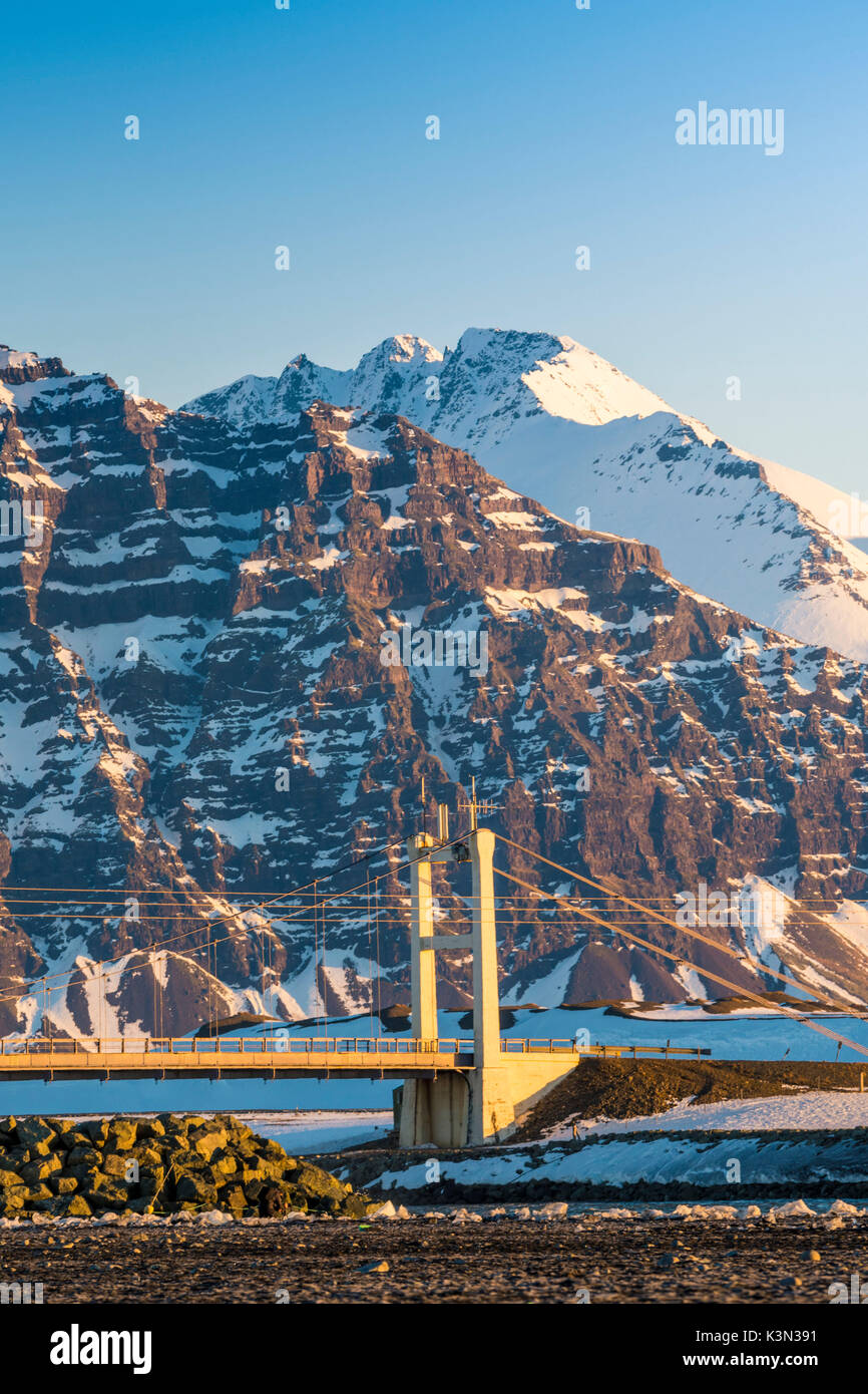 Jokulsarlon, Osten Island, Island. Die Brücke über die Lagune und die Berge im Hintergrund. Stockfoto