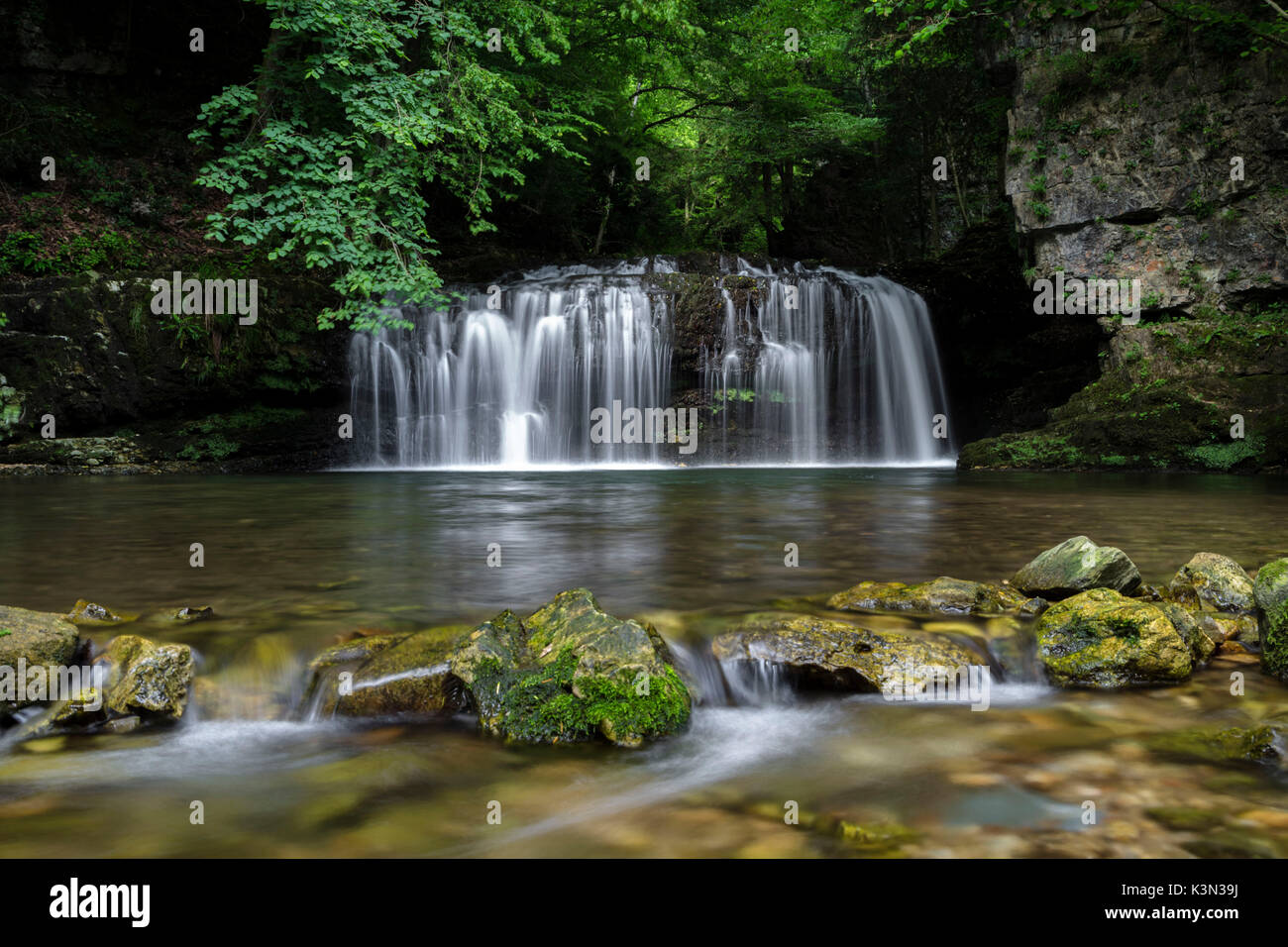 Die Ferrera Wasserfall im Frühjahr Hochwasser Ferrera di Varese