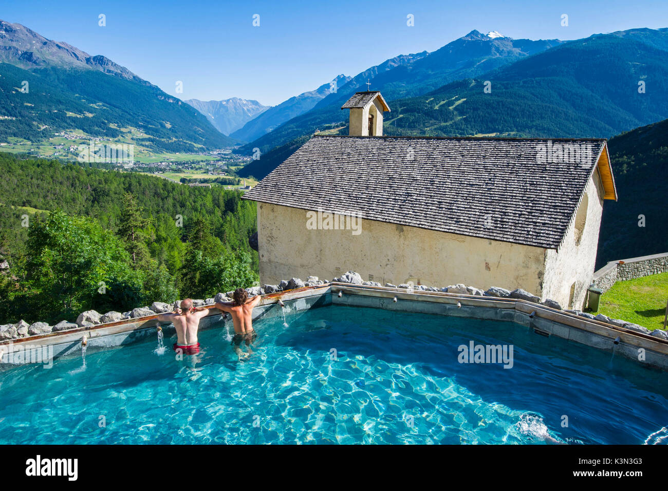 Bagni Vecchi, Bormio, Livigno, Lombardei, Italien. Wellness Center mit offenen Vista mit der alpinen Landschaft. Stockfoto