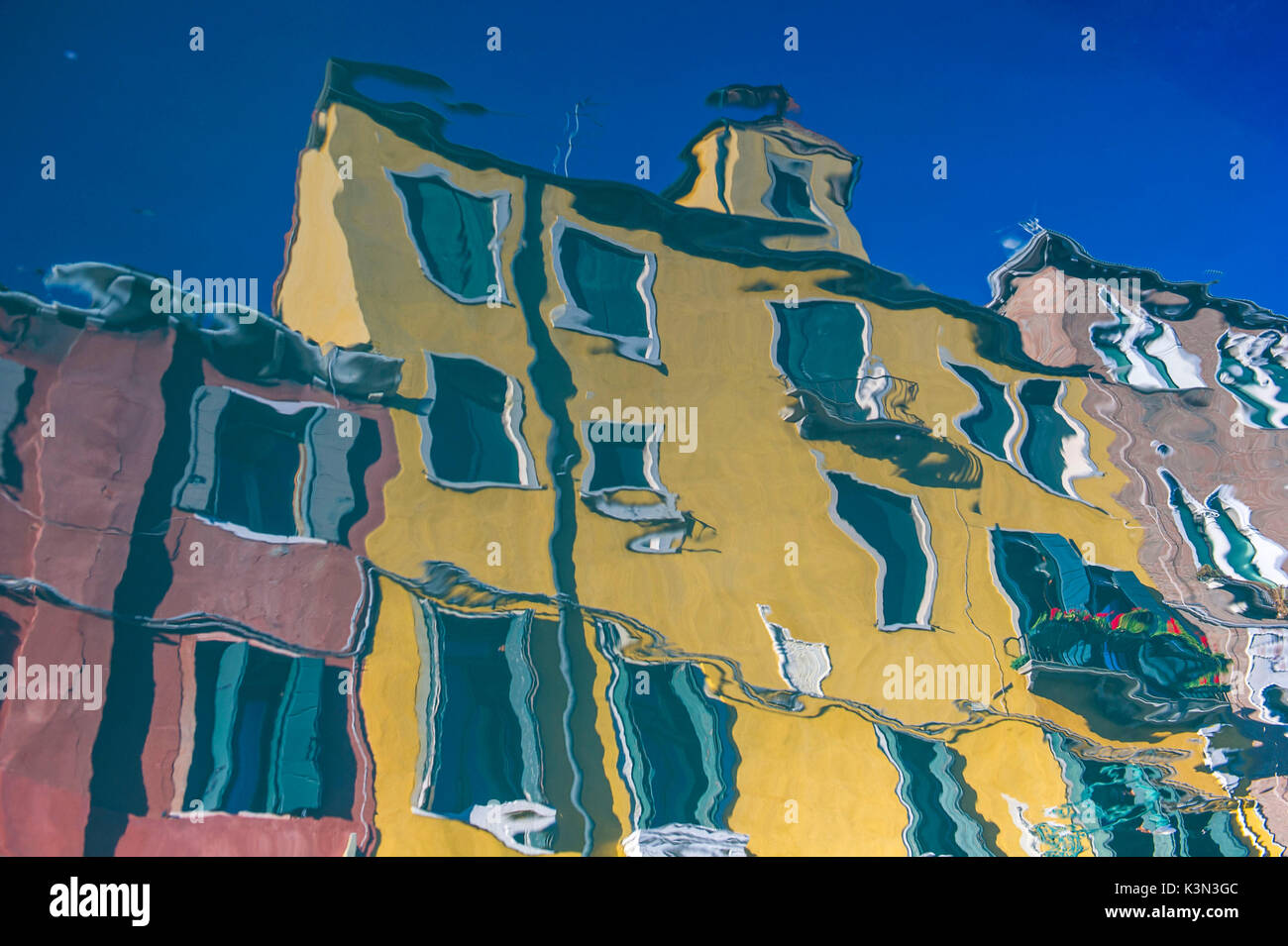 Venedig, Venetien, Italien. Häuser wider in Gewässern eine Straße Kanal Stockfoto
