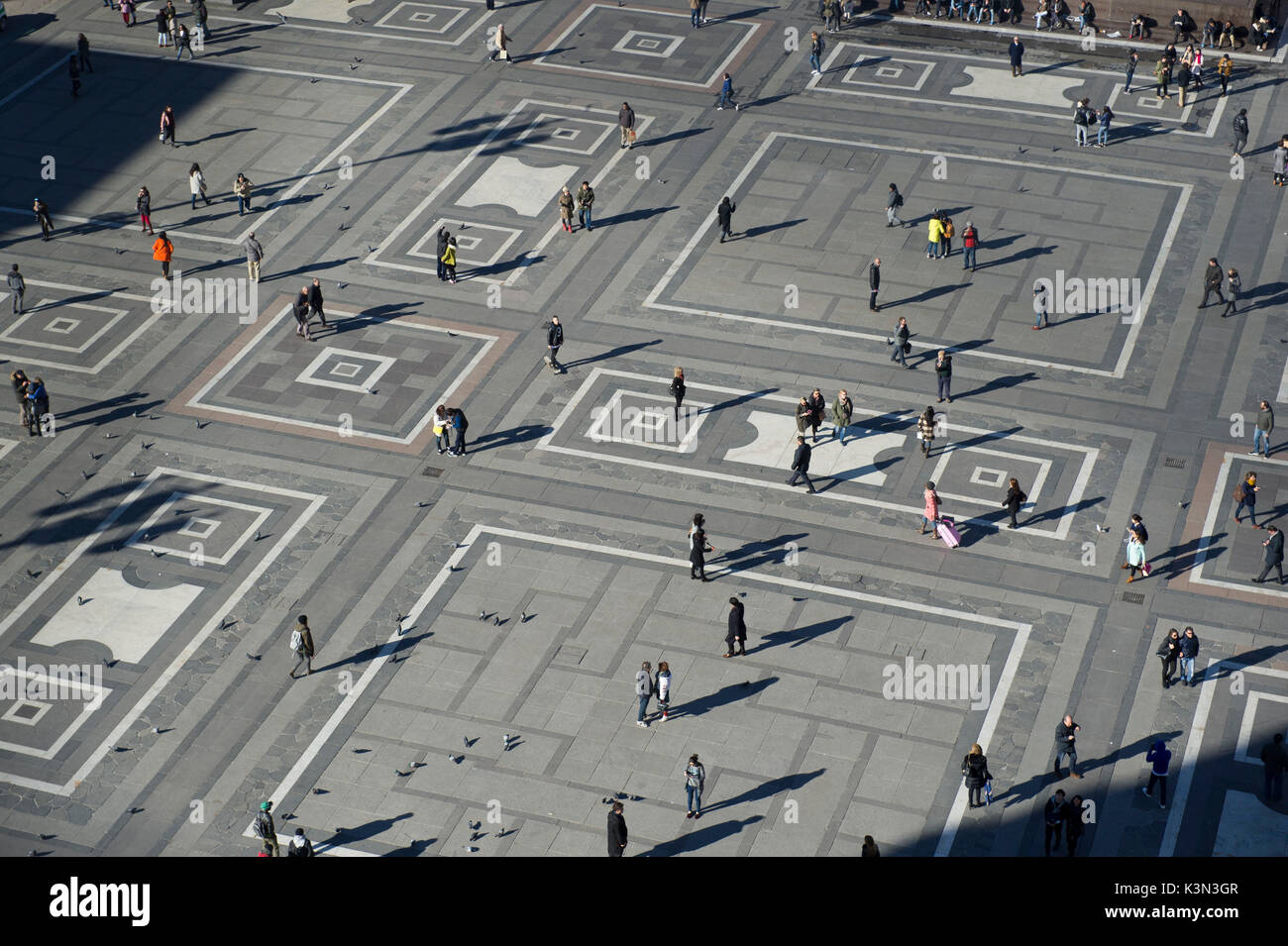 Luftaufnahme von Touristen zu Fuß in der Piazza del Duomo. Mailand, Lombardei, Italien Stockfoto