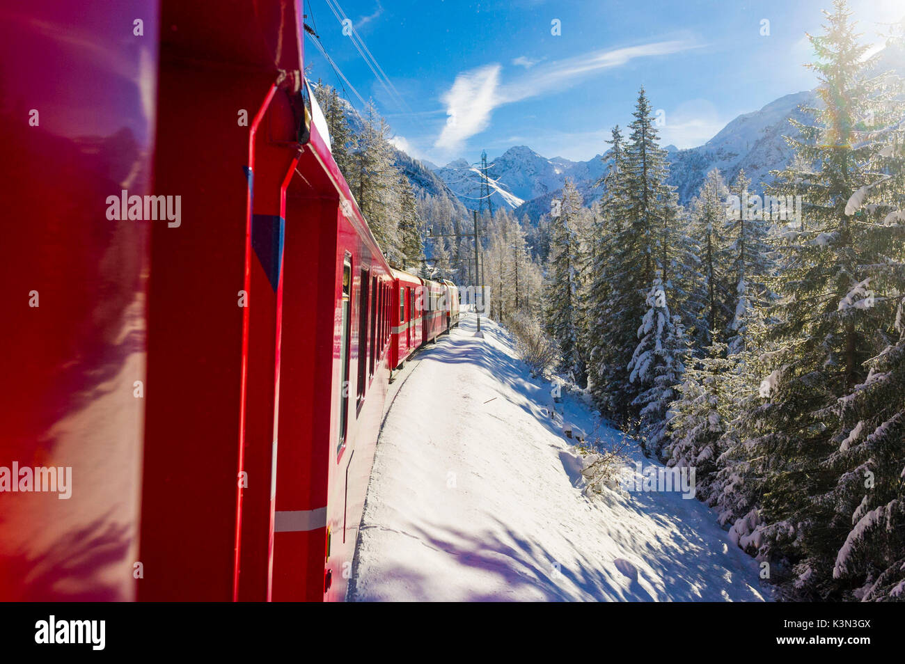 Ikonische schweizer Roten Bernina Express im Winter Landschaft und unberührten Schnee. Schweiz, Europa. Stockfoto