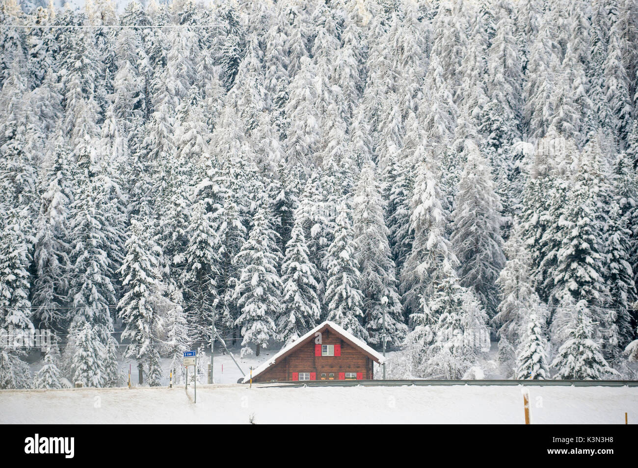 Einsames Haus im Winter. Celerina, Engadin, Schweiz Stockfoto