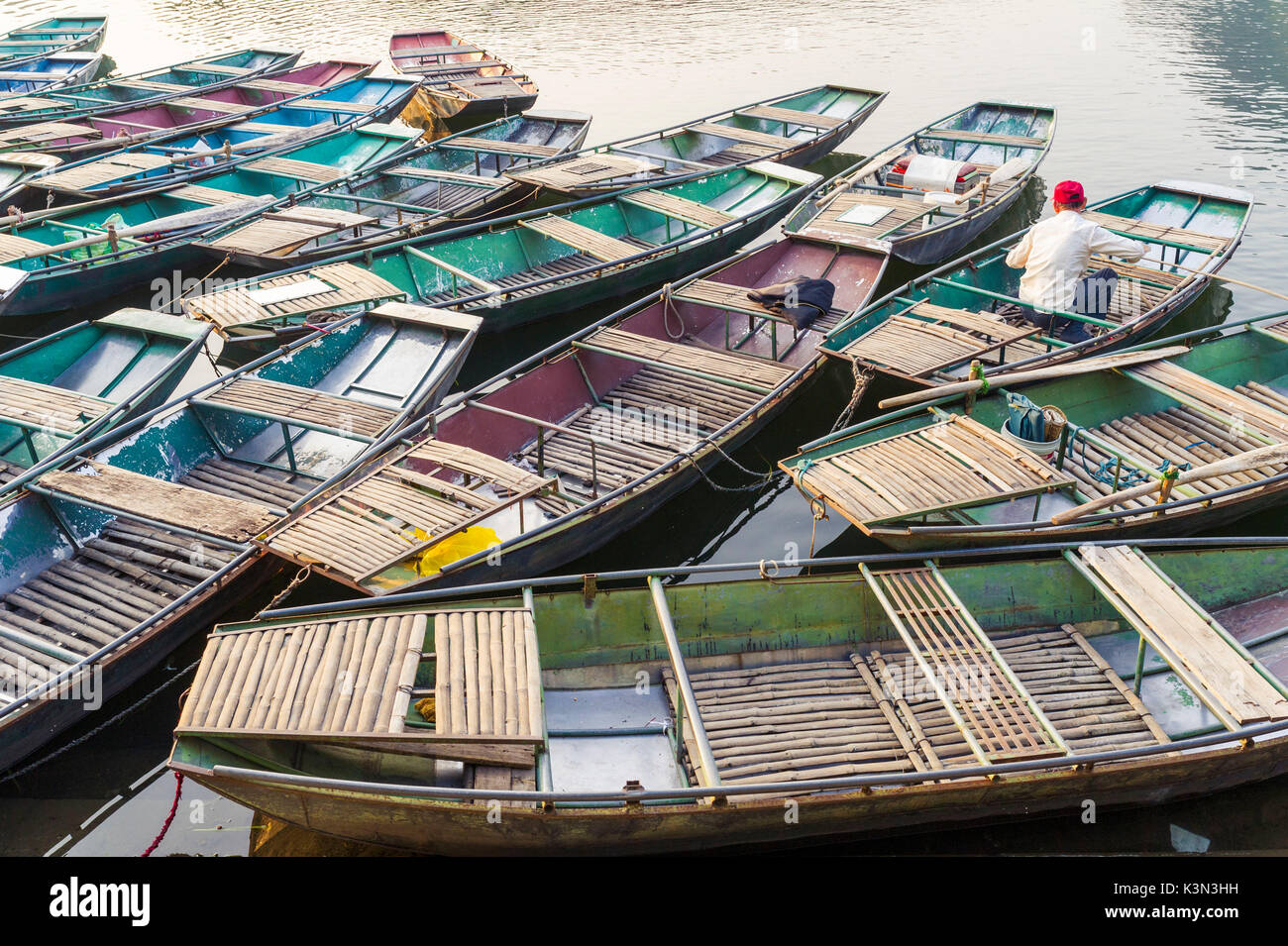 Ninh Binh, Nord-Vietnam. Tam Coc Ausflug auf Ngo Dong Fluss. Stockfoto