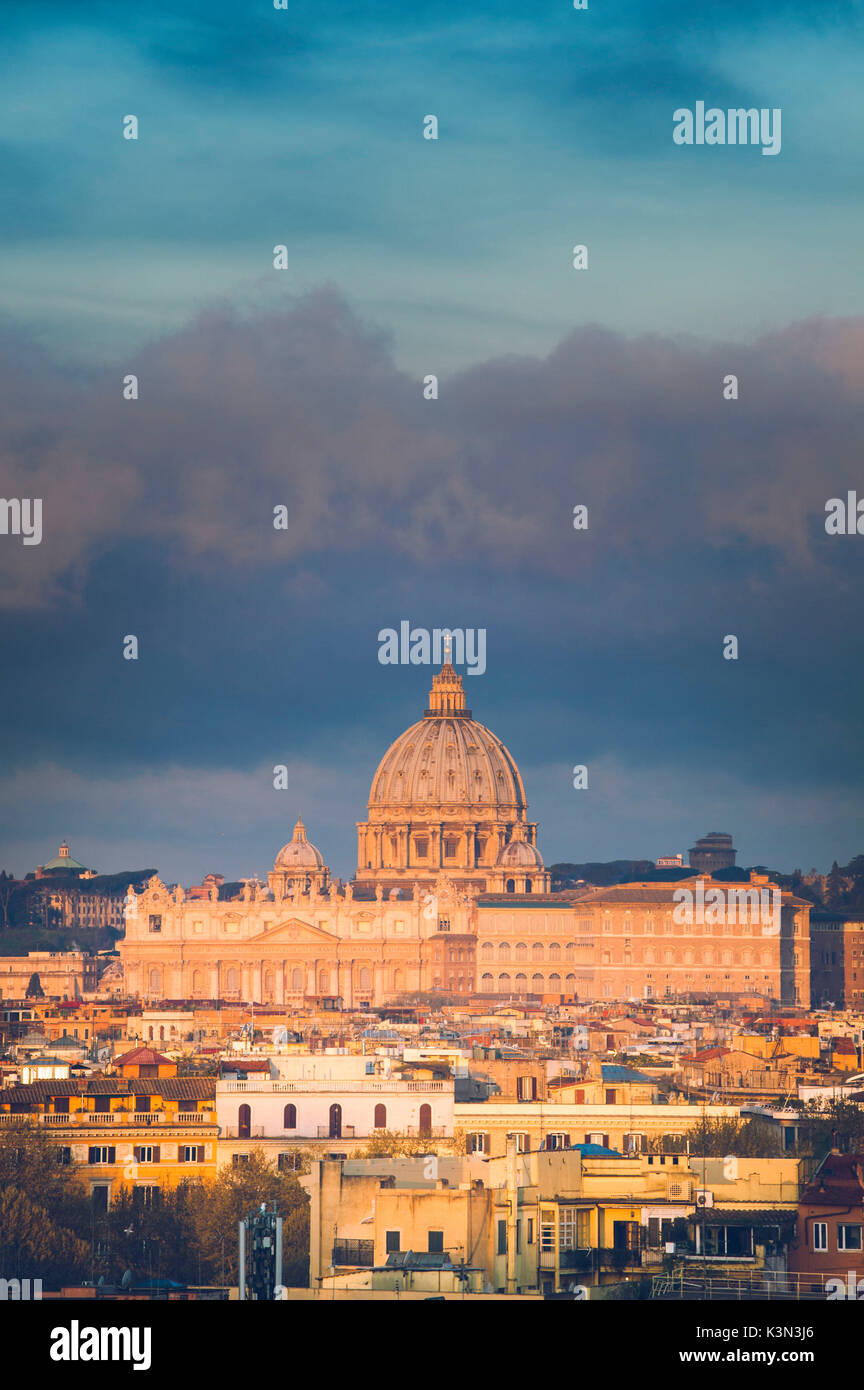 Rom, Latium, Italien. Der Basilika St. Peter und anderen Kuppeln. Stockfoto