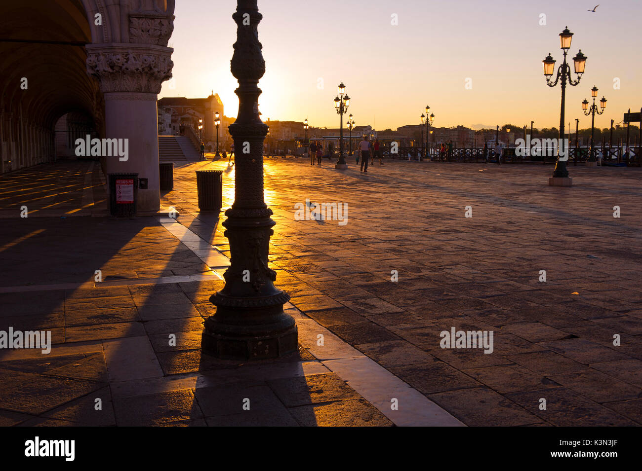 Markusplatz, Venedig, Venetien, Italien. Sonnenaufgang am Palazzo Ducale Stockfoto