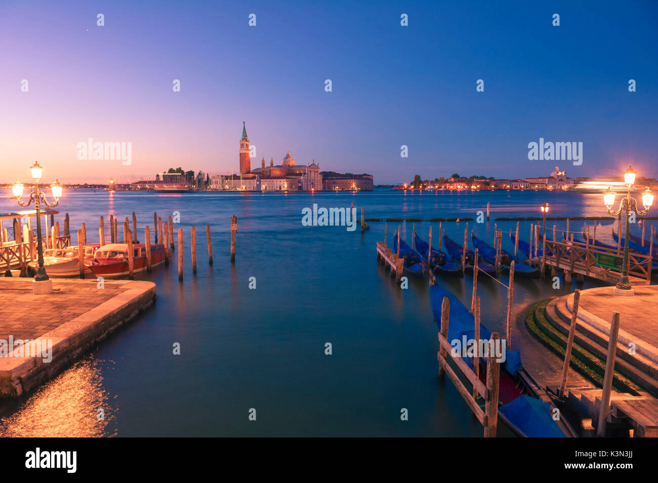 Riva degli Schiavoni, Venedig, Venetien, Italien. St. Mark's Basin und die St. Georg Kirche. Stockfoto