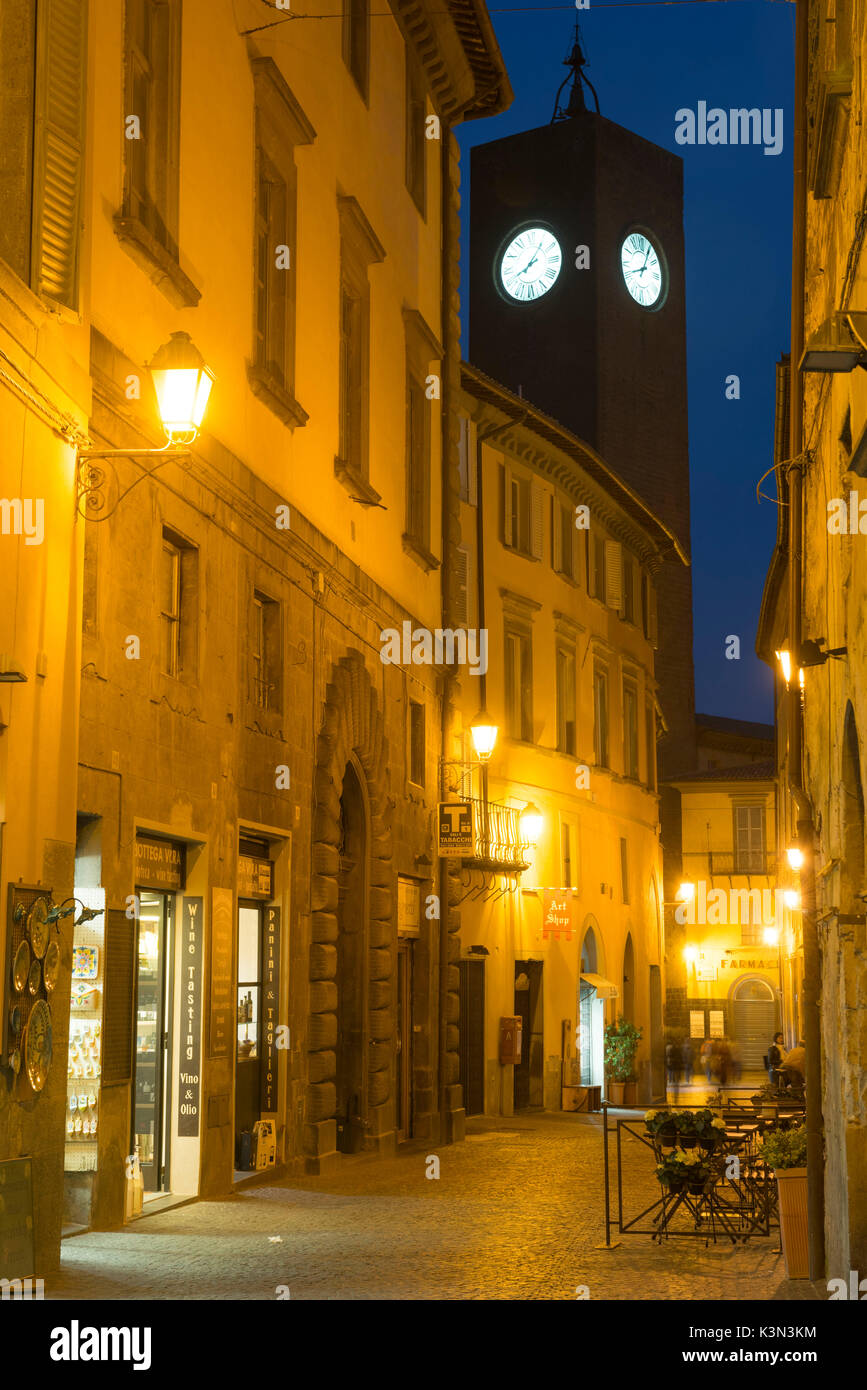 Orvieto, Perugia, Umbrien, Italien. Das historische Zentrum in der Dämmerung mit dem St-Maurice Turm im Hintergrund Stockfoto