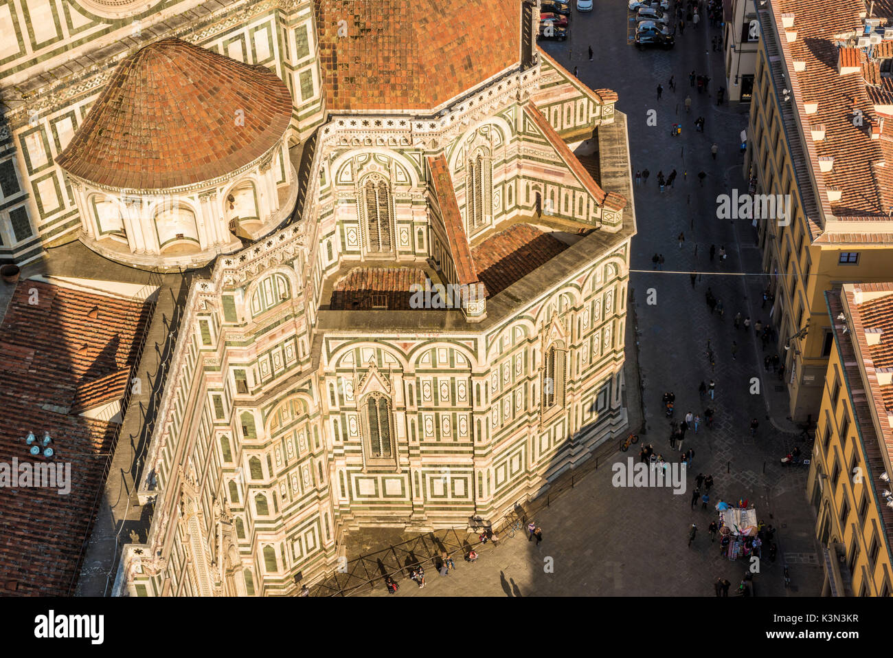 Florenz, Toskana, Italien. Blick auf den Dom und die Piazza del Duomo von Turm des Giotto gesehen. Stockfoto