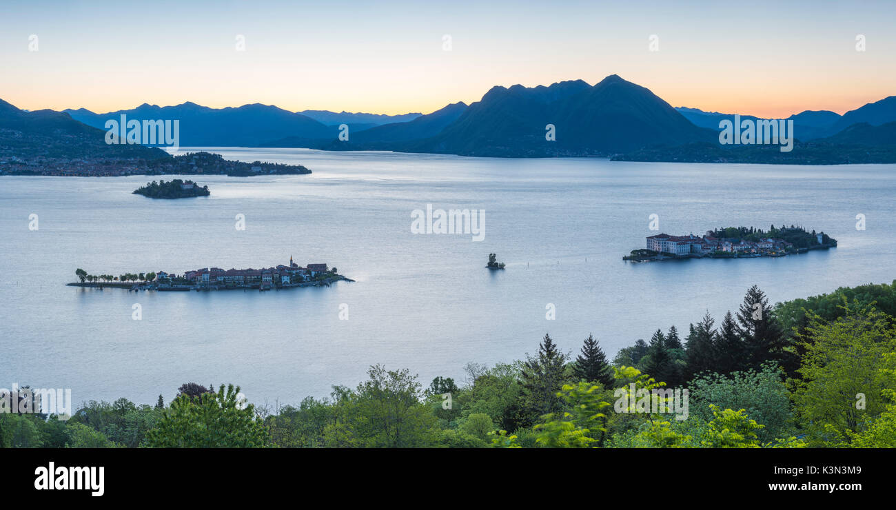 Borromäischen Inseln, Stresa, Lago Maggiore, Verbano-Cusio-Ossola, Piemont, Italien. Panoramablick auf die Inseln in der Morgendämmerung. Stockfoto