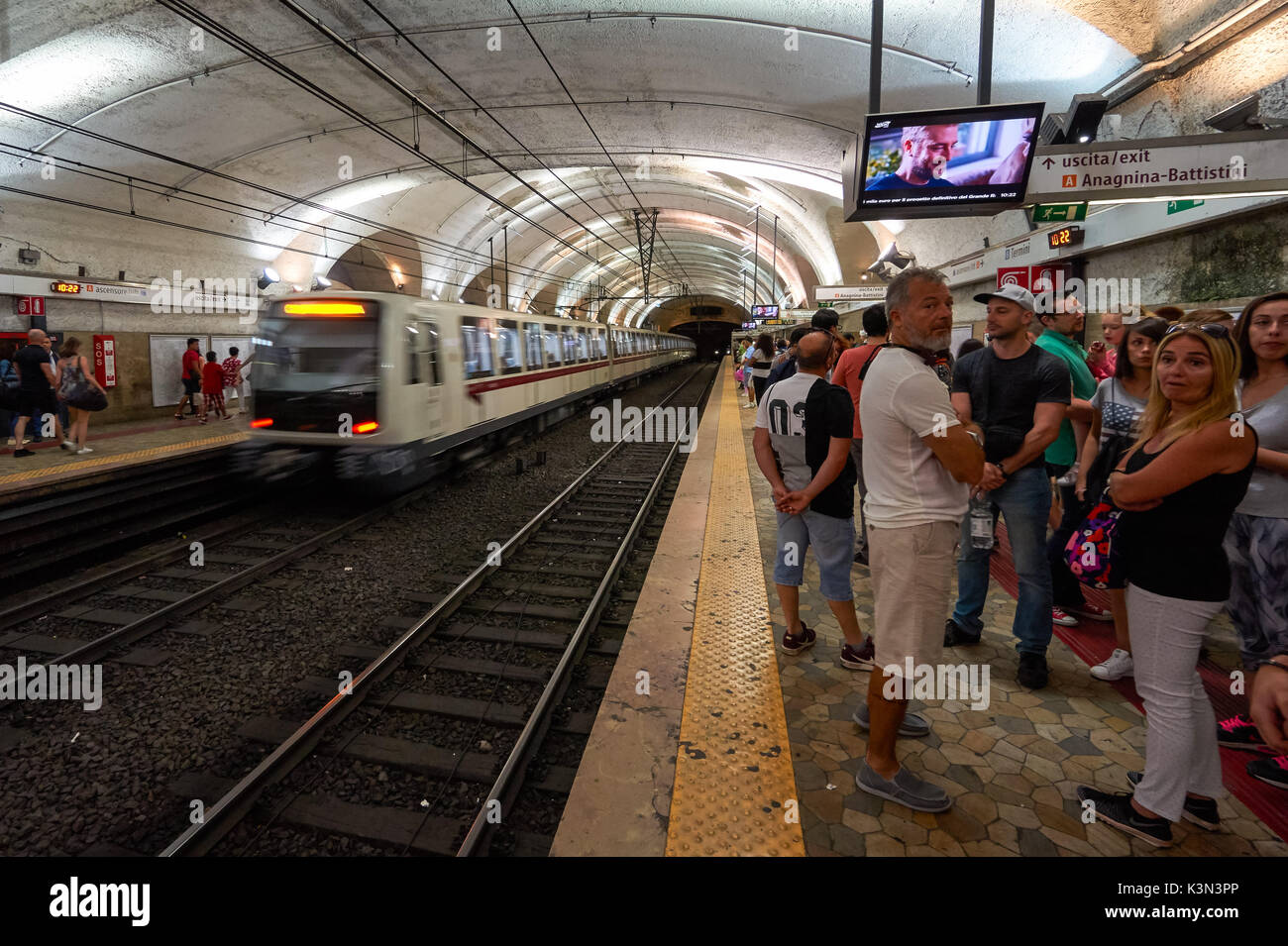 Touristen an der U-Bahn-Station Colosseo in Rom, Italien Stockfoto
