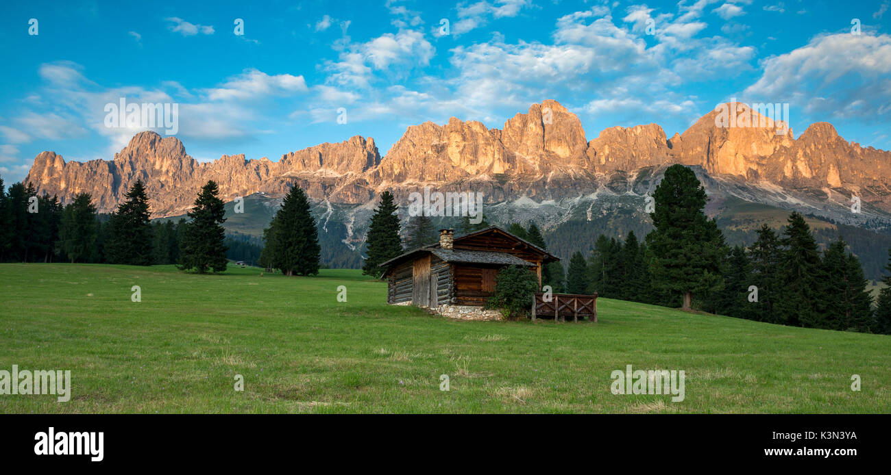 Karersee, Dolomiten, Südtirol, Italien. Berghütte in den Weiden des Colbleggio. Im Hintergrund der Gipfel des Rosengartens Gruppe/Rosengarten Stockfoto