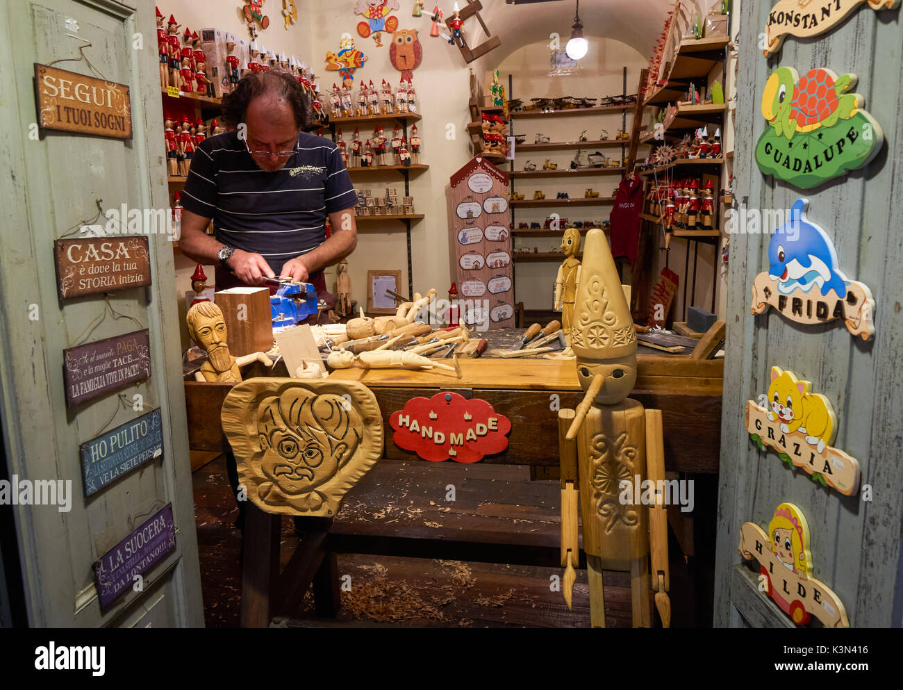 Lokale Künstler, Holz- Souvenirs in Rom, Italien Stockfoto