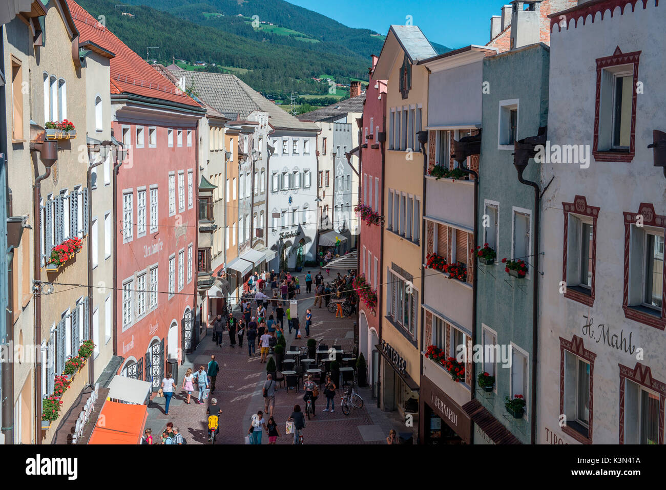 Bruneck, Südtirol, Italien. Die Einkaufsstraße von Bruneck. Stockfoto