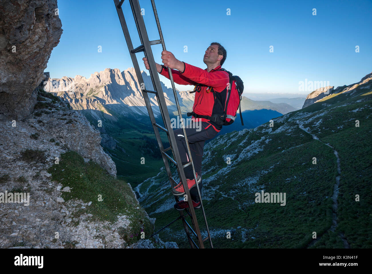 Geisler di Eores, Dolomiten, Südtirol, Italien. Leiter aus den Klettersteig Günther Messner. Im Hintergrund die Geisler Stockfoto