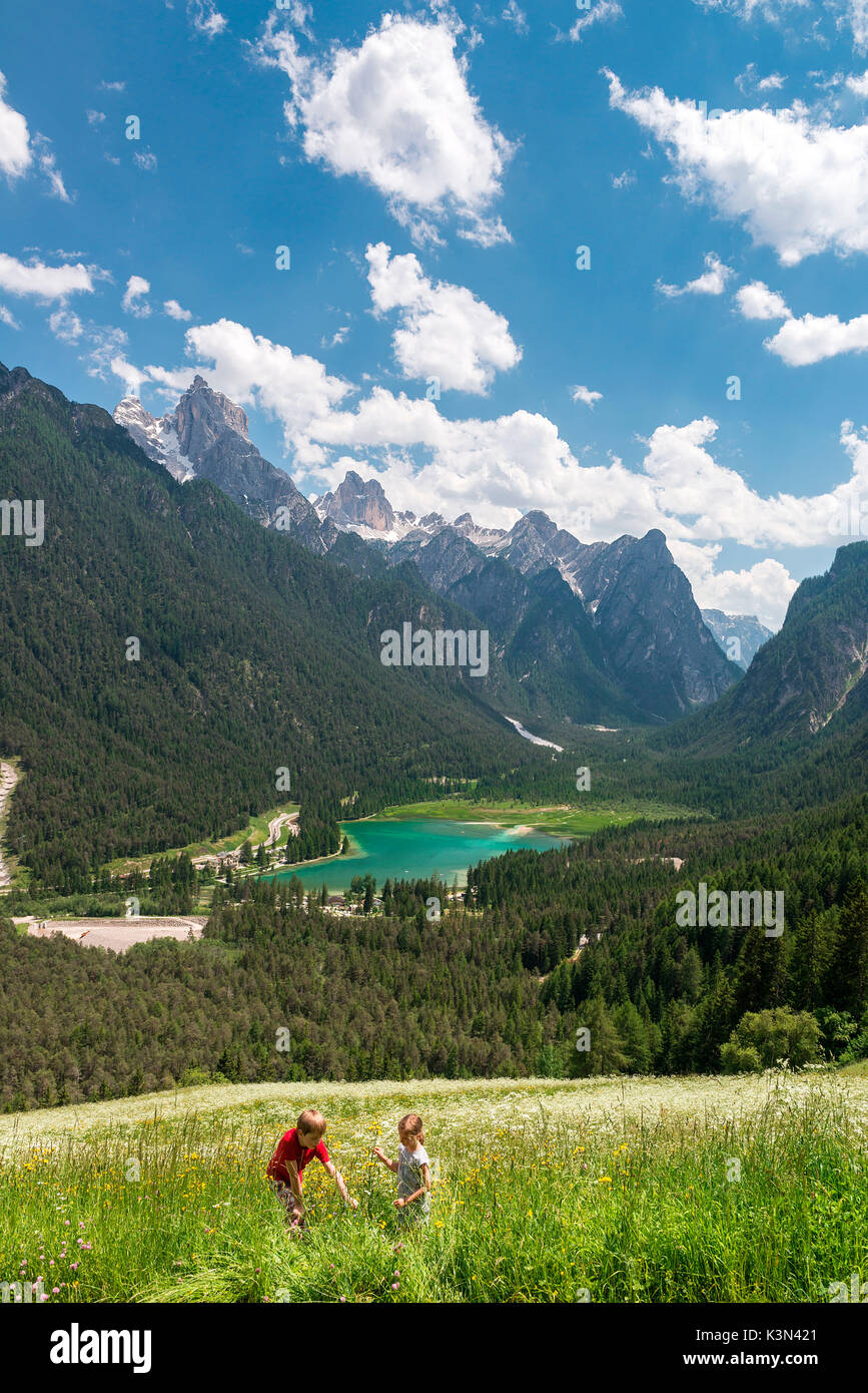 Toblach, Dolomiten, Südtirol, Italien. Der Toblacher See mit den Gipfeln des Croda dei Baranci und Croda Bagnata. Stockfoto