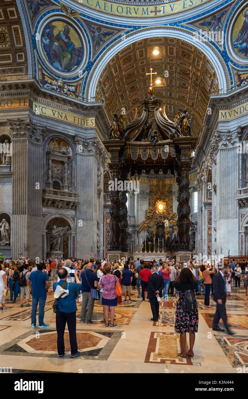 Touristen und Pilger in den Petersdom, Vatikan, Rom, Italien Stockfoto