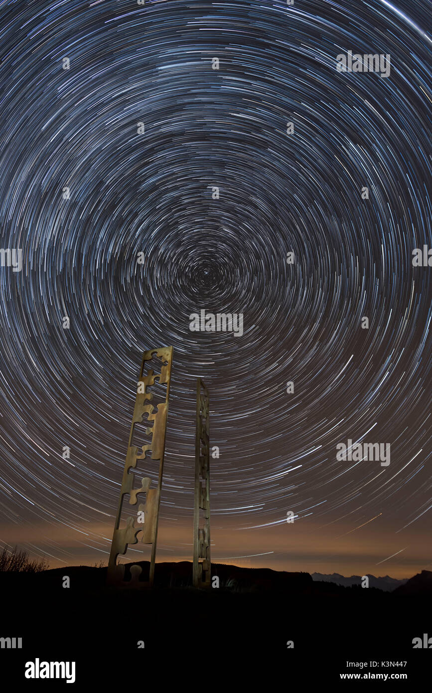 Seiser Alm, Dolomiten, Südtirol, Italien. Das Kunstwerk "Die fehlenden Piece-Fingerprints' mit einem Startrail Stockfoto