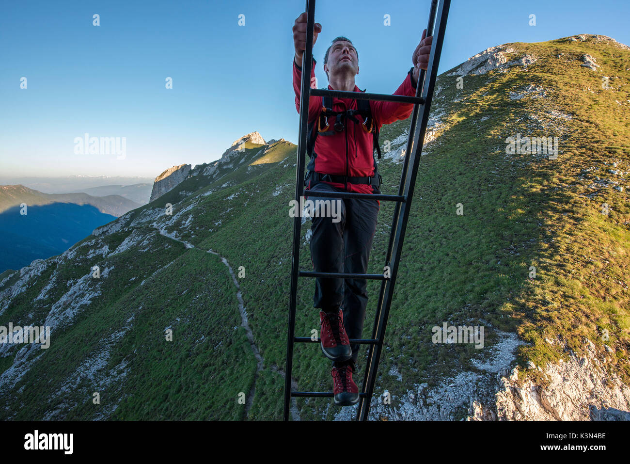 Funes Tal, Dolomiten, Südtirol, Italien. Leiter aus den Klettersteig Guenther Messner Stockfoto