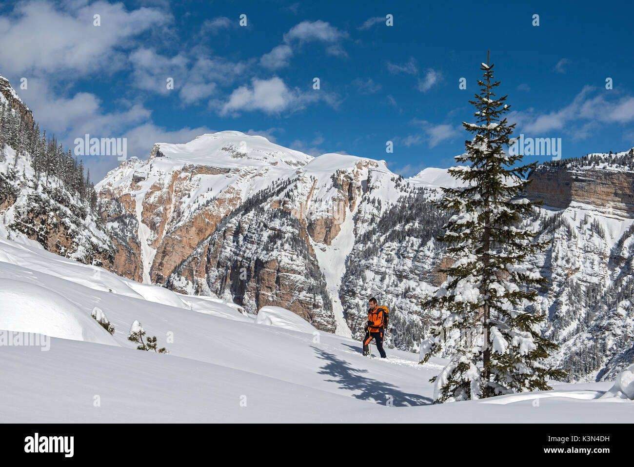 Fanes, Dolomiten, Südtirol, Italien. Ski Bergsteiger im Aufstieg zur schutzhütte Fanes und Lavarella Stockfoto